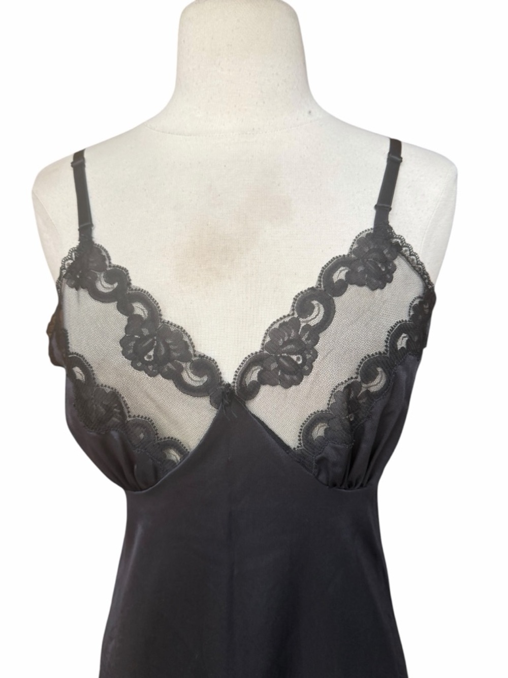 1980s/90s Ashley Taylor 100% Nylon V-Neckline Scalloped Floral Lace Slip - Picture 2 of 6